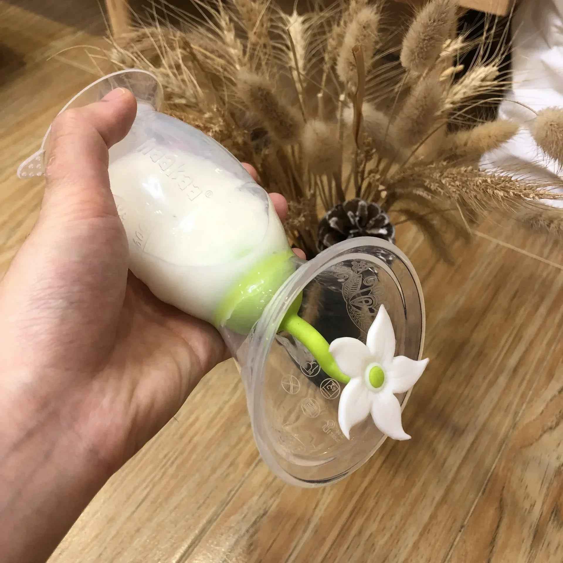 Haakaa® Silicone Pump with Suction Base 150ml Generation 2 and Flower Stopper Combo - Image 4