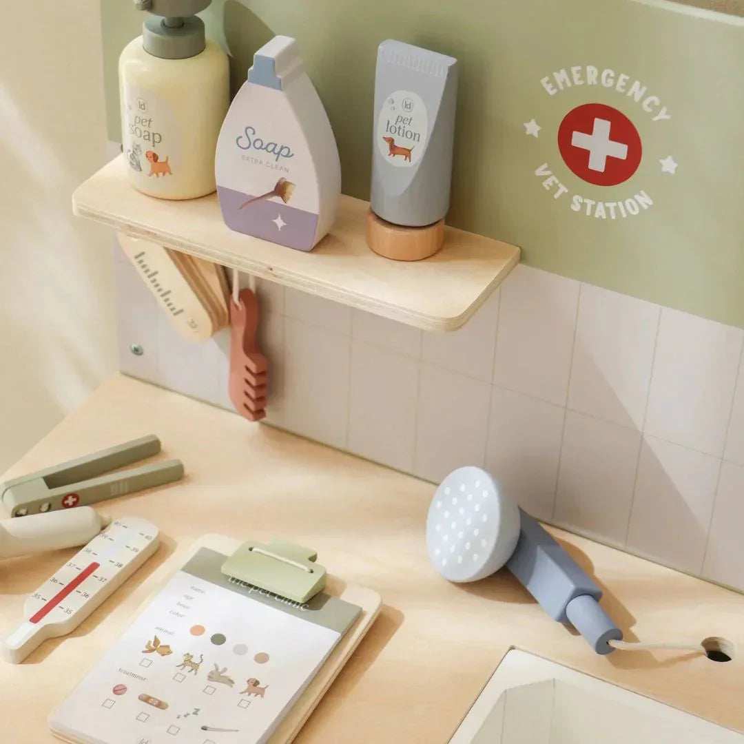 Little Dutch®  Wooden Veterinary Clinic  - Image 5