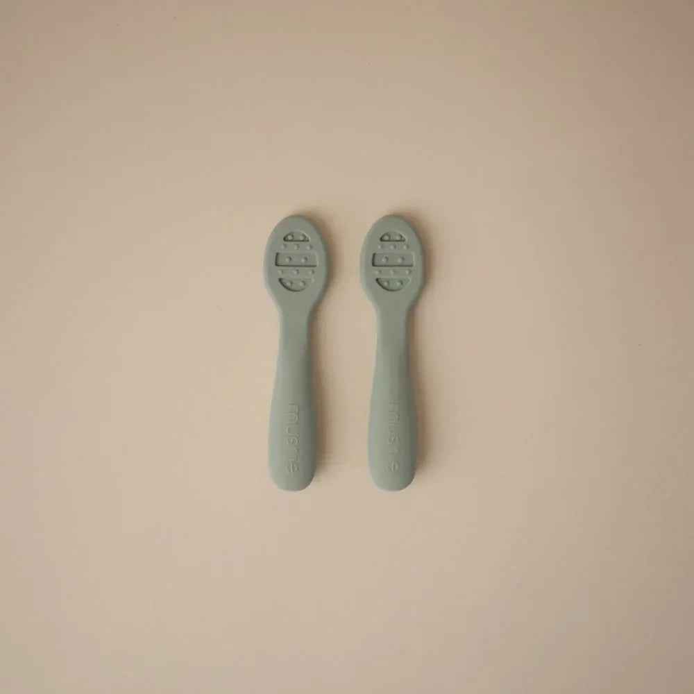 Mushie® First Feeding Baby Spoons 2-Pack Cambridge Blue/Shifting Sand - Image 4